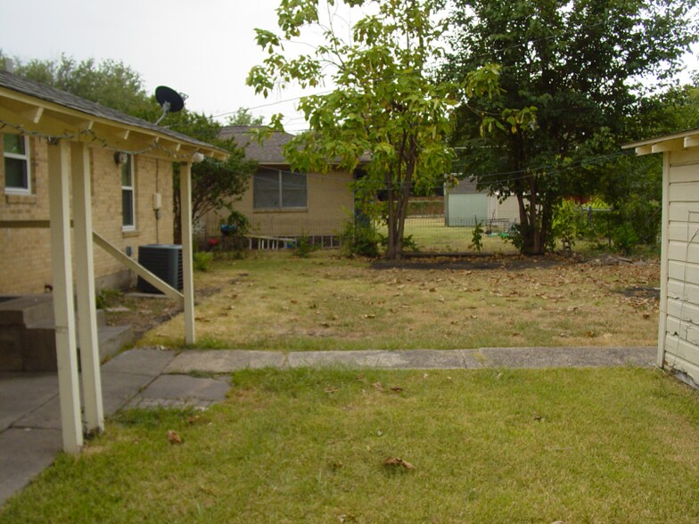 Building Photo - 1805 N Pl