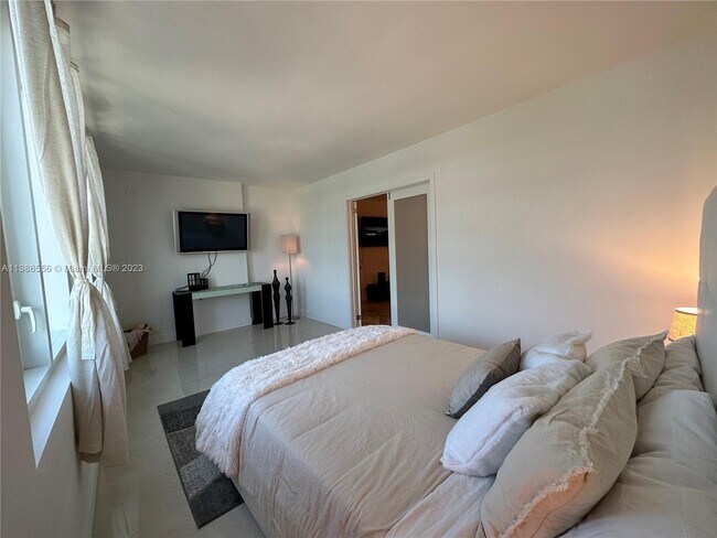 Building Photo - 2301 Collins Ave