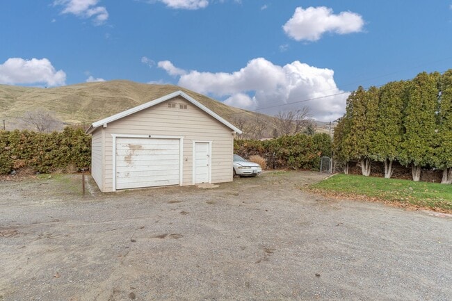 Building Photo - Charming 3-Bedroom, 1-Bathroom Home with Upstairs Bonus Area