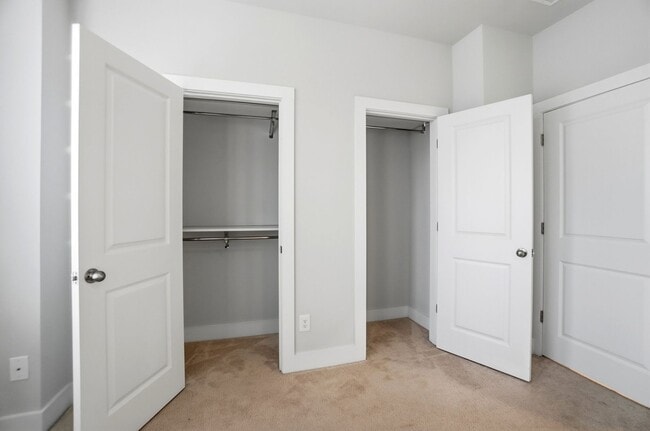 Building Photo - Modern Townhome in the Heart of Plaza Midw...