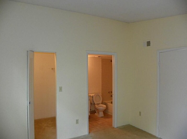 Building Photo - 300 Palm Cir W