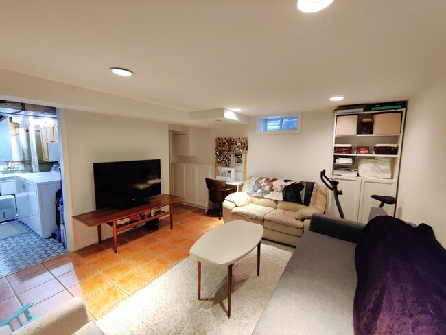 Building Photo - 5837 Edgehill Dr