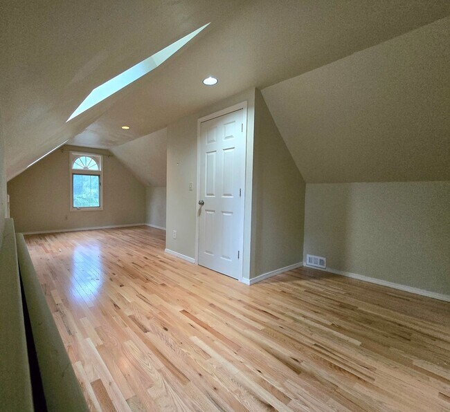 Building Photo - 5 Bedroom 4 Bathroom Home in Woodinville