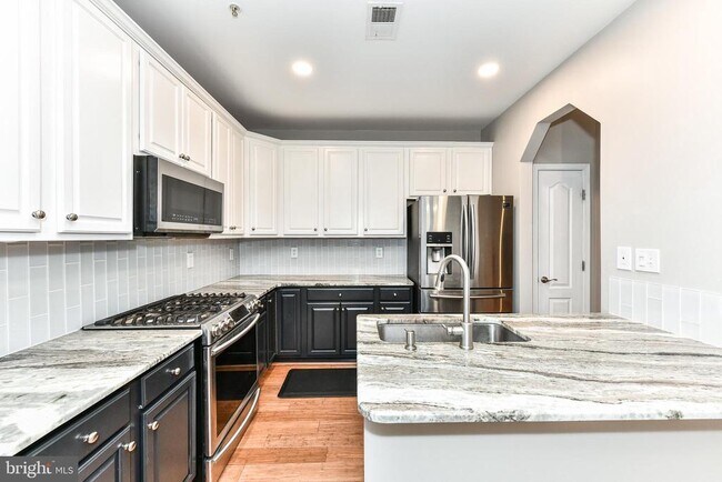 Building Photo - 5102 Donovan Dr