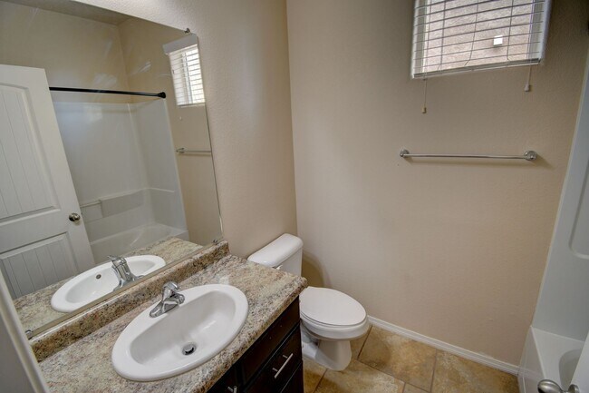 Building Photo - Beautiful Single Story ------3 Bedroom 2 B...