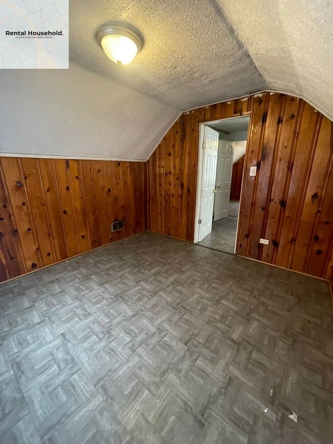 Building Photo - Classic Charm Meets Modern Comfort- $1400