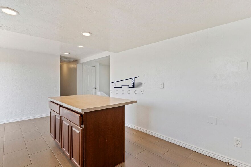 Building Photo - 1721 750 W St