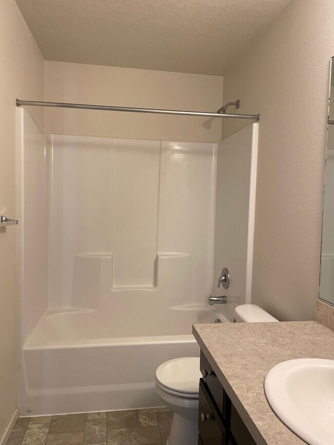 Building Photo - BEAUTIFUL 3 Bedroom 2.5 Bath Home! High Ce...