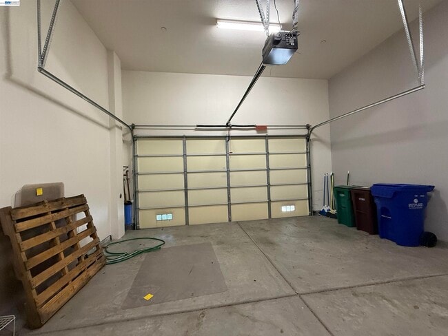 Building Photo - 6492 Bayview Dr