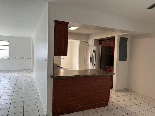 Building Photo - 955 SW 87th Ct