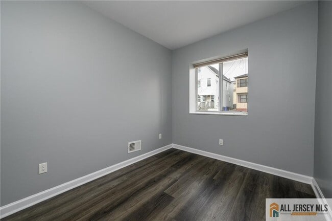 Building Photo - 305 Pershing Ave