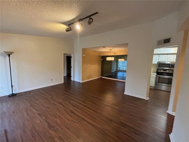 Building Photo - 544 McGill Pl NE