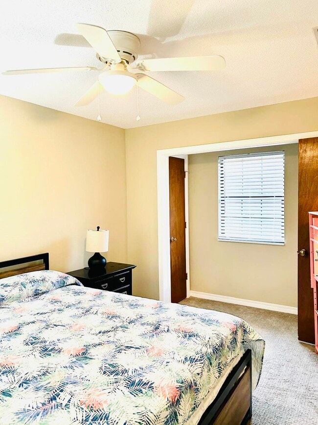 Building Photo - 389 Clubhouse Dr