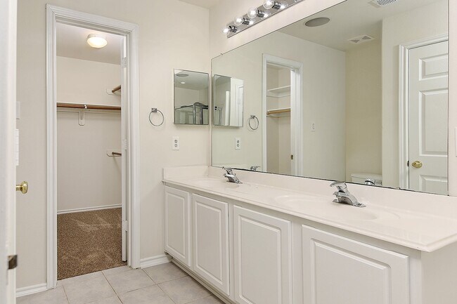 Building Photo - 102 Blue Creek Pl