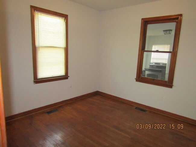 Building Photo - centrally located, pets negotiable with ow...