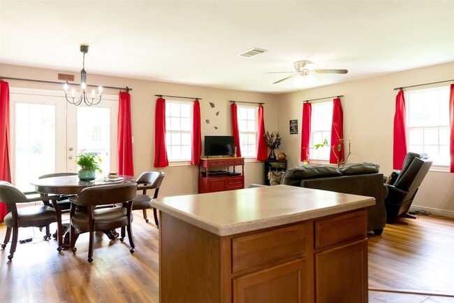 Building Photo - 1019 Pine St