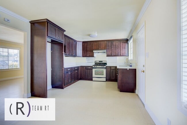 Building Photo - Contemporary Newly Renovated 3 Bedroom 2 Bathroom Residence