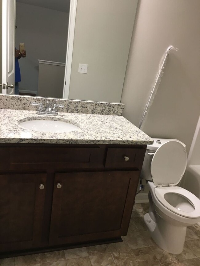 Building Photo - 3 Bedroom Townhome in Jonesboro!