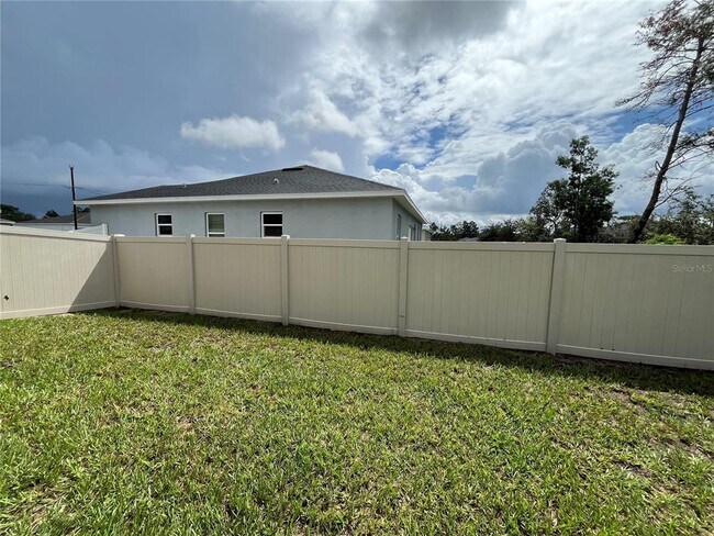 Building Photo - 2121 Hibiscus Pl