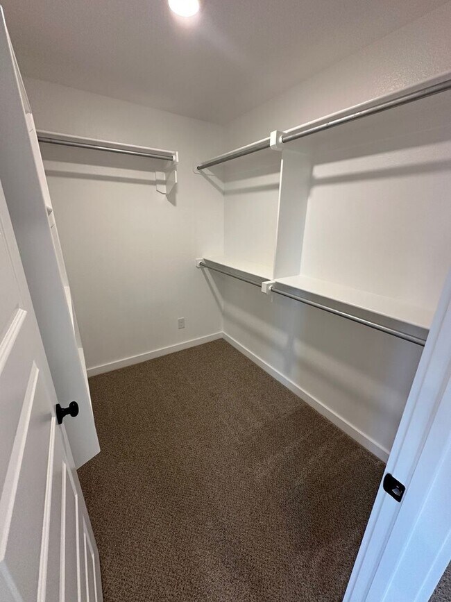 Building Photo - Welcome to Beacon Pointe!