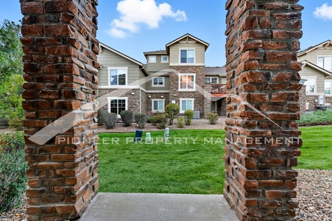 Building Photo - Gorgeous Townhouse with Gas Fireplace and ...