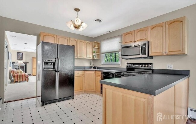 Building Photo - 12 Windsor Dr