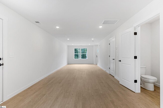 Building Photo - 239 Vanderbilt Rd
