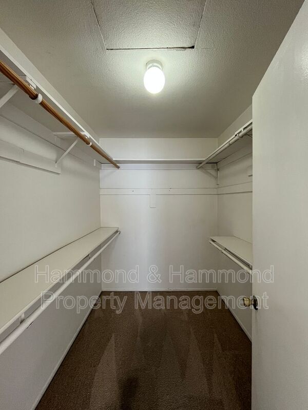 Building Photo - 489 Knollwood Dr