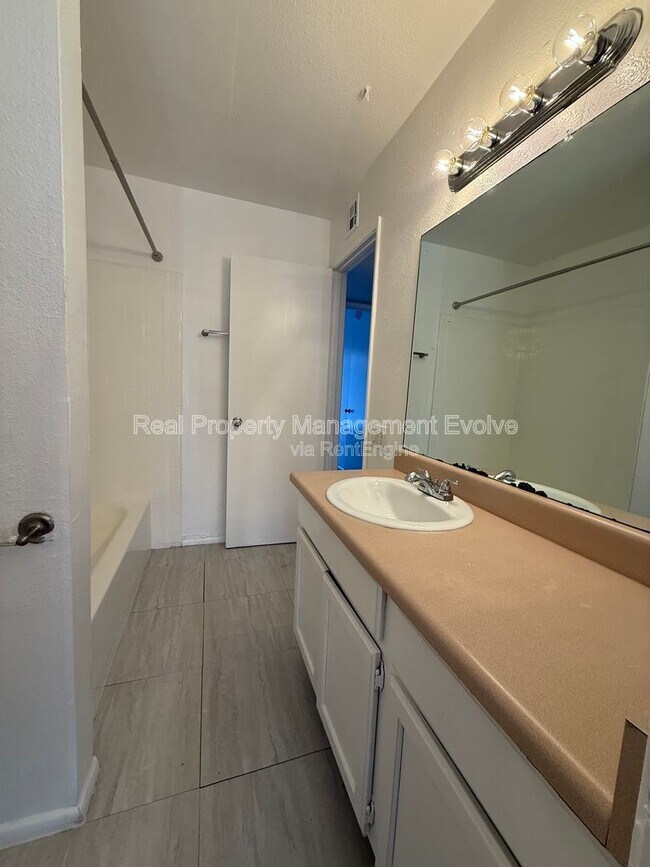 Building Photo - 3840 N 43rd Ave