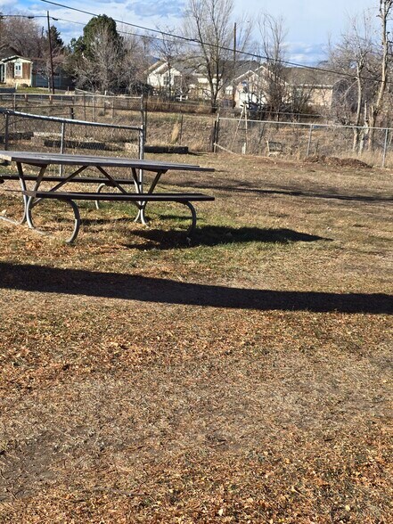 Large shared yard with firepit and picnic table - 12103 Viewpoint Dr