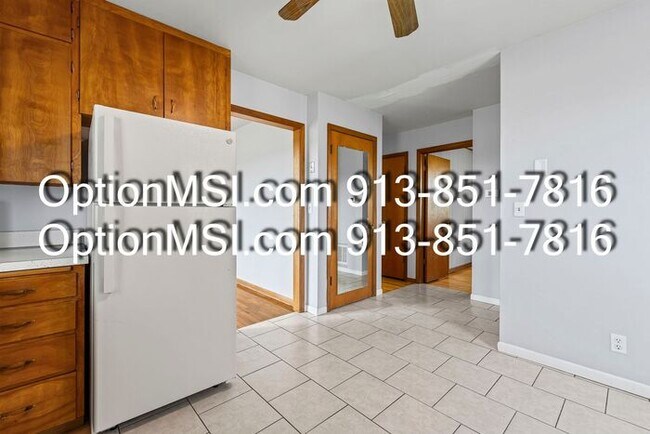 Building Photo - Spacious and move in ready!