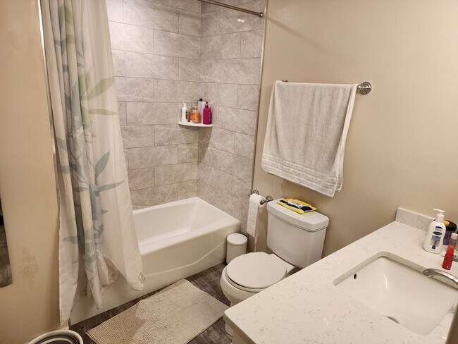 Building Photo - 801 Manor Ter