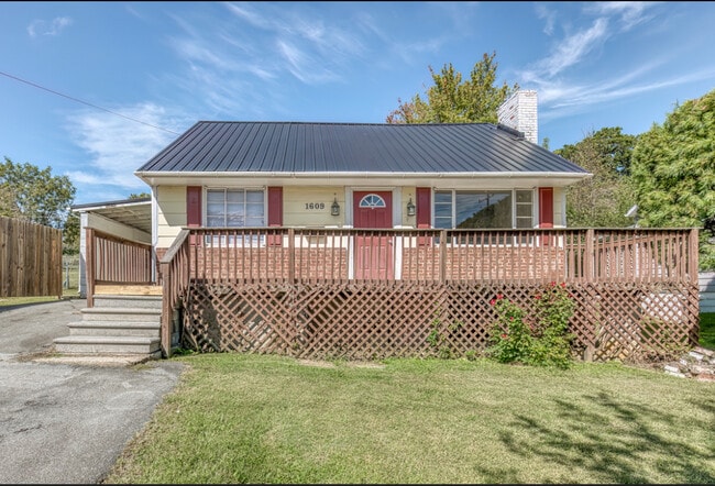 Building Photo - 1609 E Fairview Ave