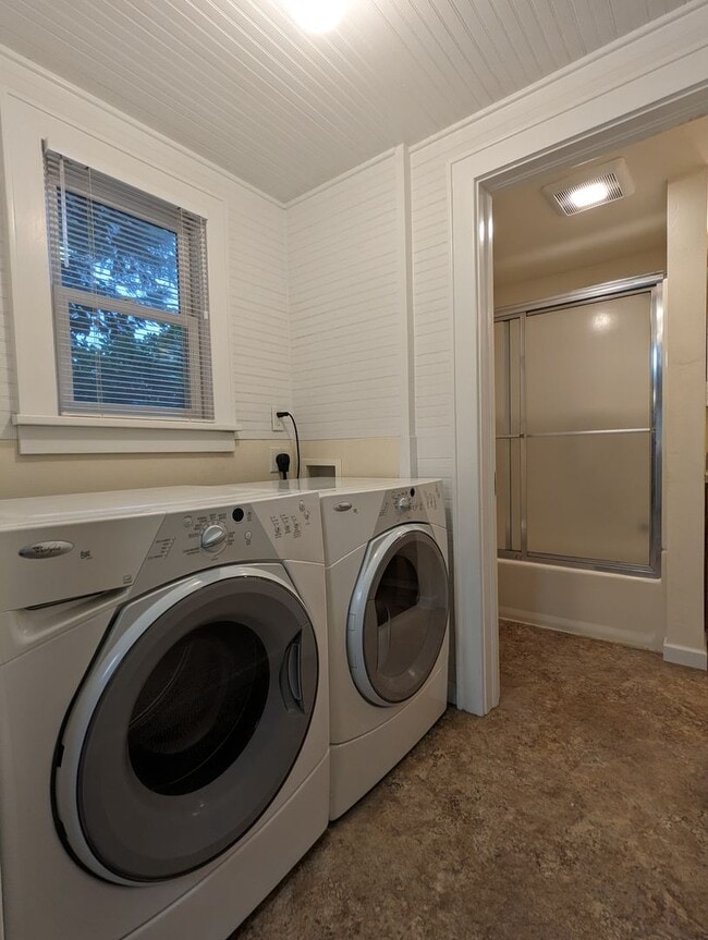 Building Photo - Spacious 2-Bedroom, 1-bath Home Close To Owen Rose Gardens!