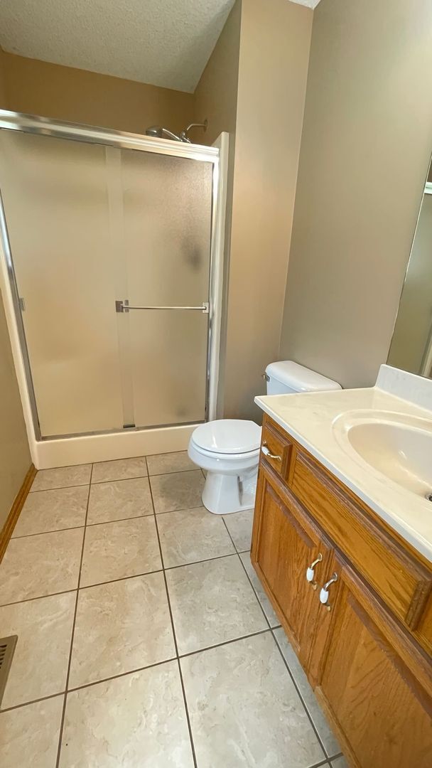 Building Photo - 3 Bedroom, 2 Bathroom with Vaulted Ceiling...