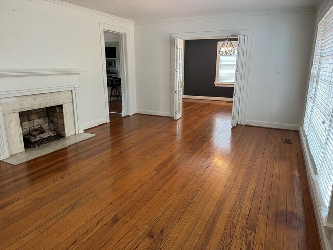 Building Photo - Beautiful Mid-town home 3br/2ba, newly ren...