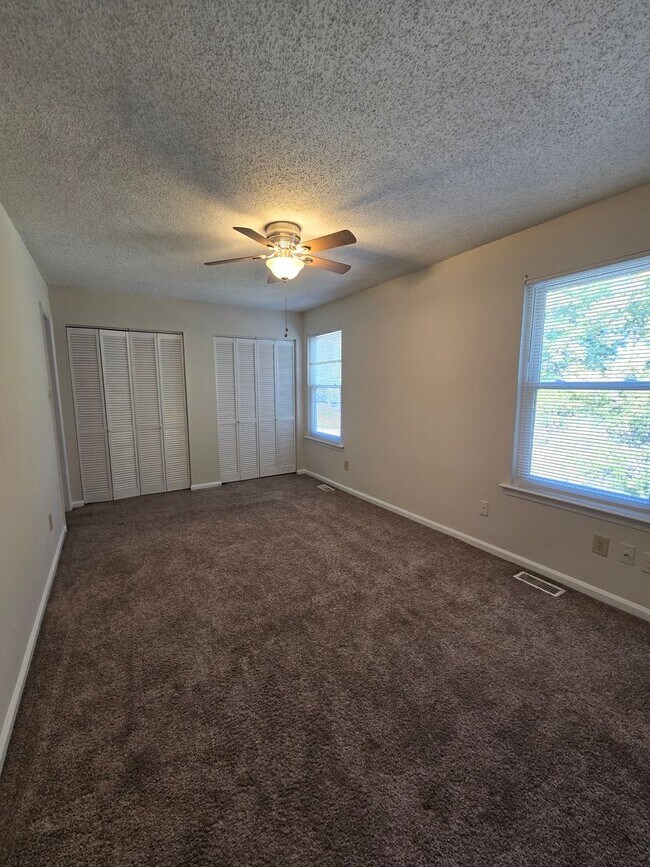 Building Photo - Beautiful 2 bedroom Townhouse