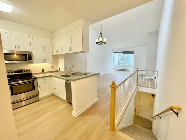 Building Photo - 2BR/2BA Urban Chic Townhome Condo! 1084SqF...