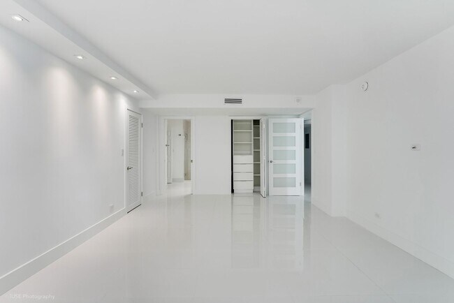 Building Photo - 6039 Collins Ave