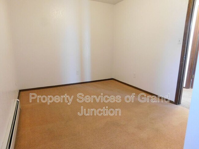 Building Photo - 2422 1/2 Hidden Valley Drive