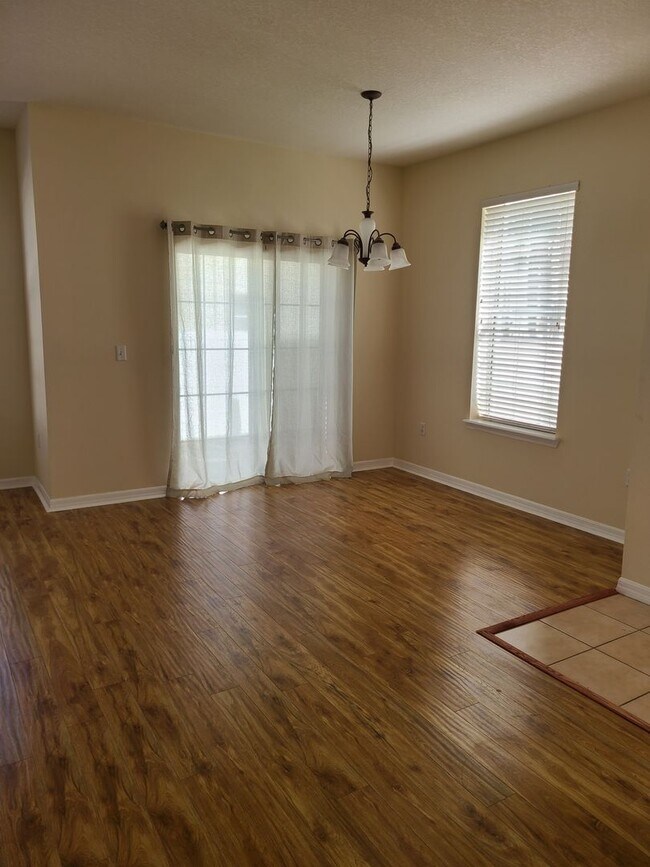 Building Photo - Spacious 3br 2.5ba Townhome in North Saint Petersburg