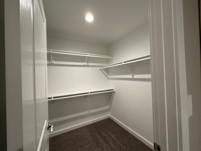 Master closet - 75 Windsor Ct
