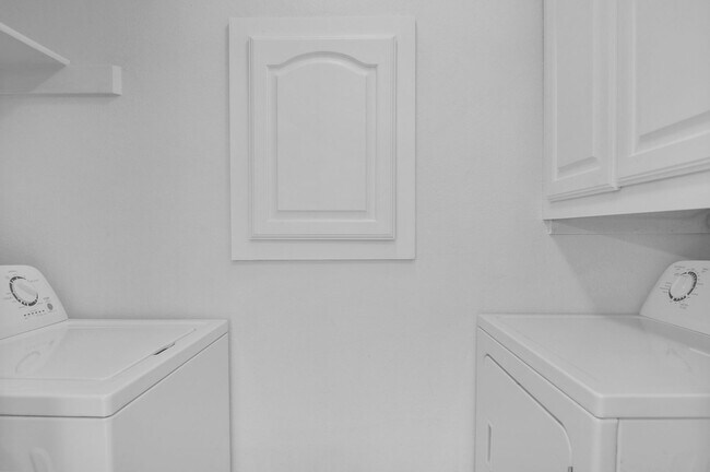 Building Photo - Beautiful Gated Townhome Great Location