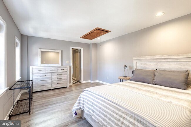 Building Photo - 447 Gittings St