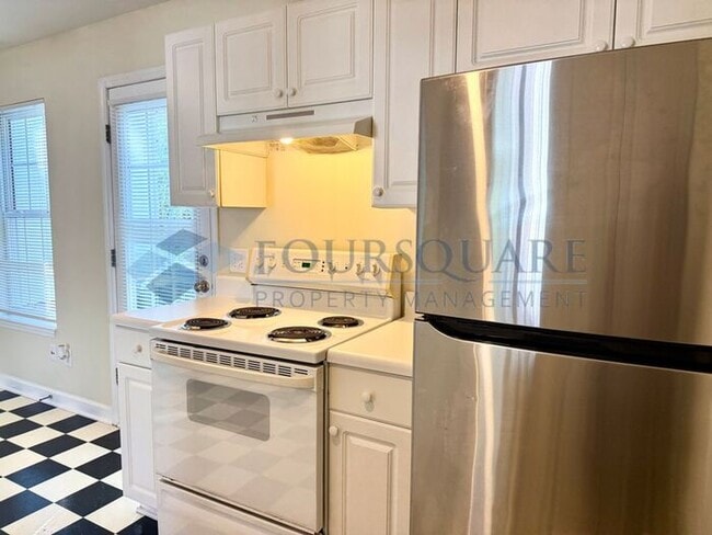 Building Photo - Inviting Townhome with En-Suite Secondary Bedroom, Back Patio & Community Pool – Raleigh Location