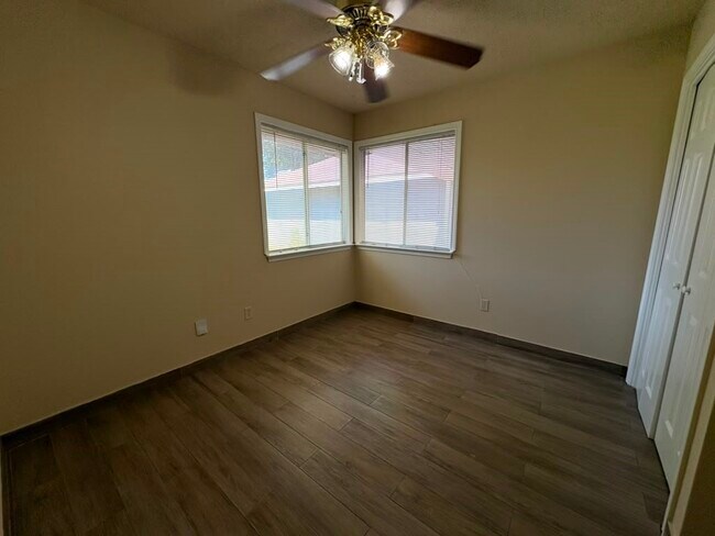 Building Photo - 9210 Crescent Moon Dr