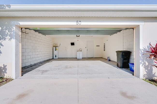 Building Photo - Welcome to your Dream Home in Ormond Beach