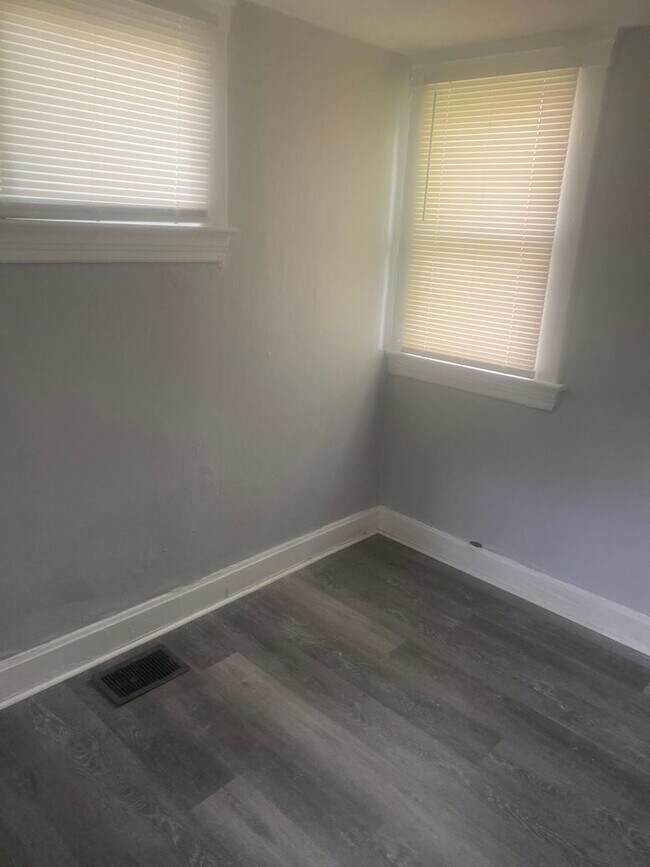 Building Photo - Bradwell3001-3003