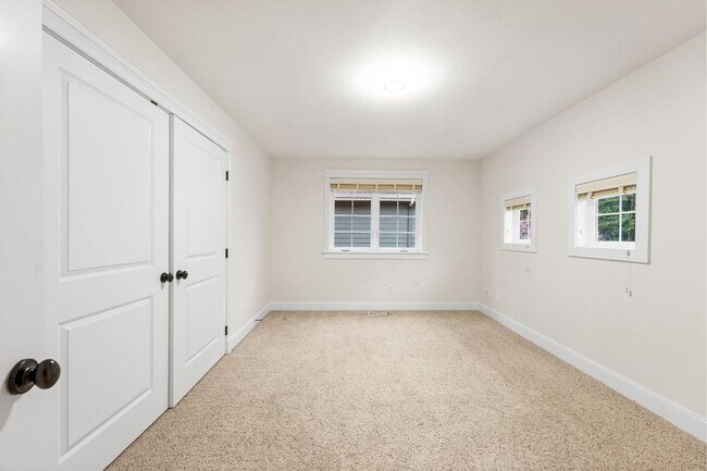 Building Photo - Elegant University Place Home with A/C, Tandem Garage, Office & Balcony Bedroom Near JBLM!