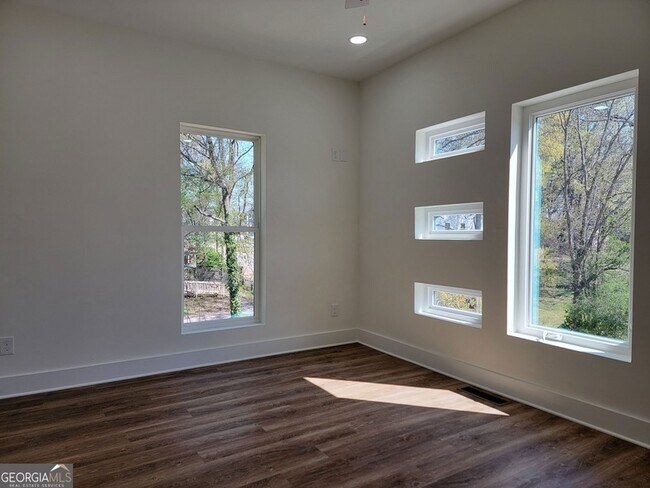 Building Photo - 1351 Brewster St SW